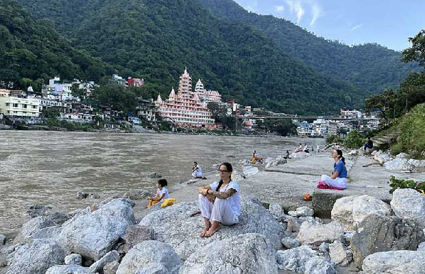 Best Yoga Ashrams in Rishikesh to Practice Meditation & Yoga